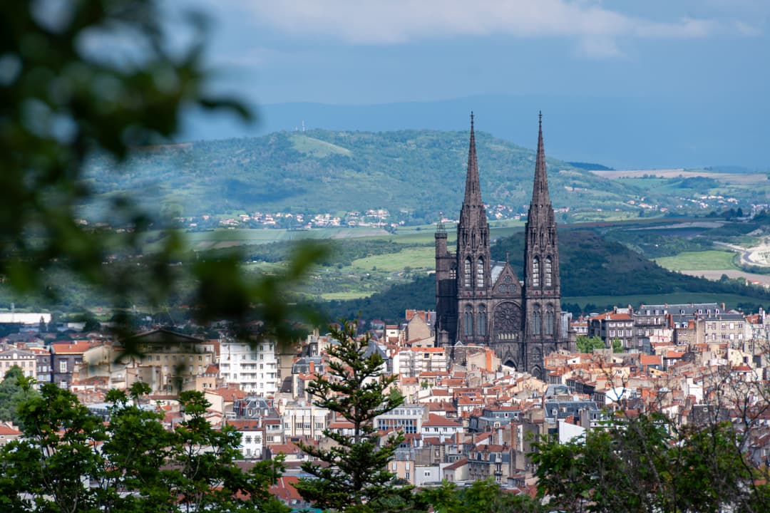 Vue distante de la cathédrale de Clermont-Ferrand, construite en pierre noire de Volvic, dans le département français du Puy-de-Dôme, en région Auvergne Rhône-Alpes